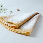 Crepe with powdered sugar