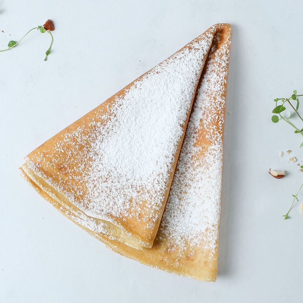 Crepe with powdered sugar